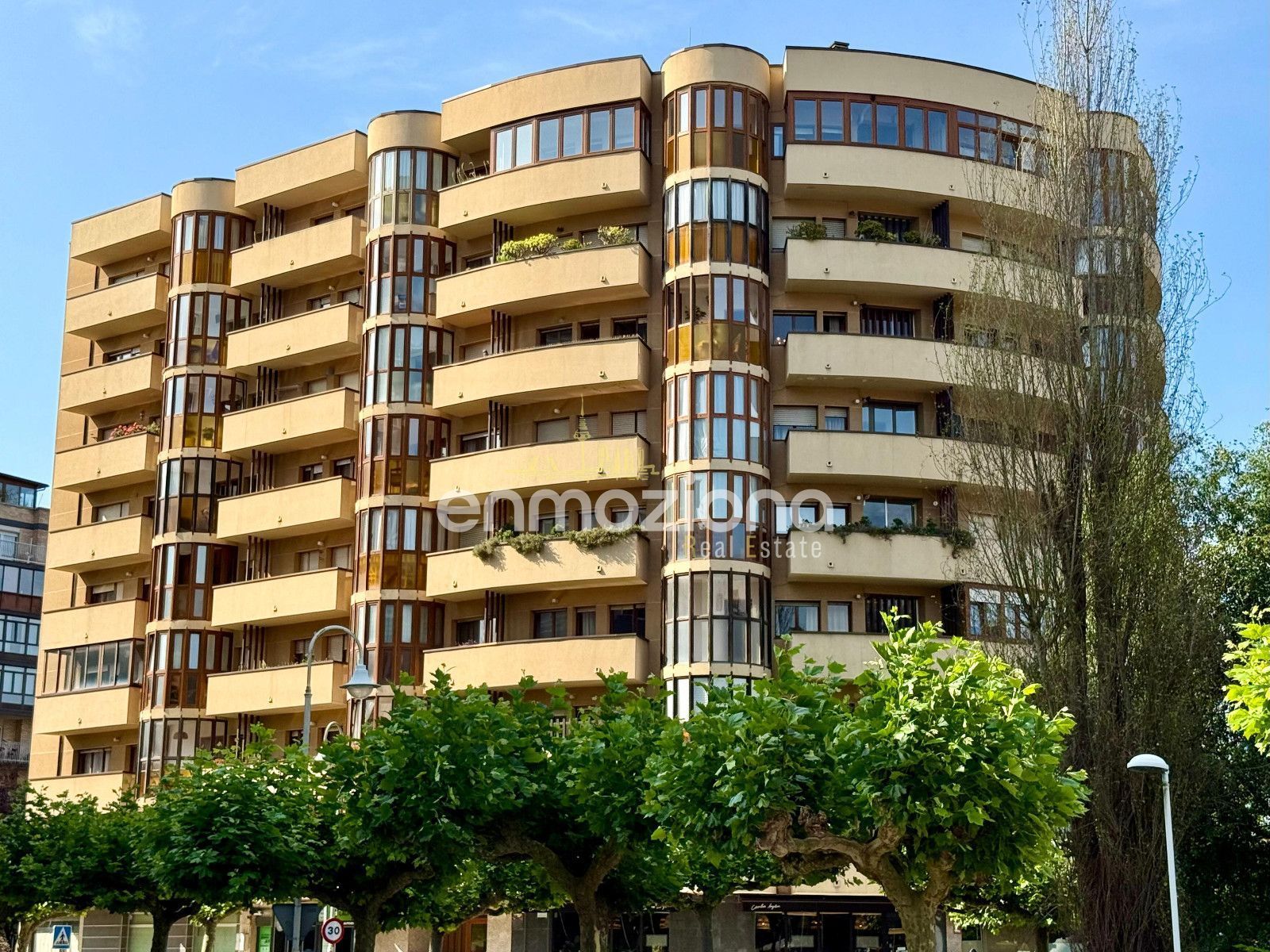Vista exterior de Pis en venda en Castrillón amb Calefacció, Terrassa i Traster