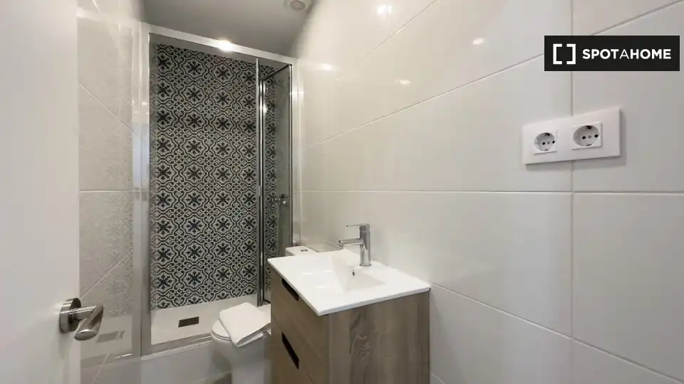 Baño de Piso de alquiler en Barcelona con Aire acondicionado, Calefacción y Amueblado