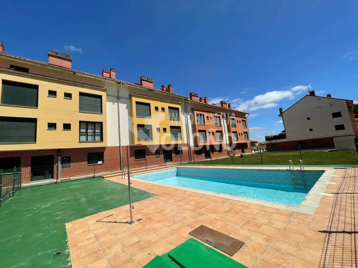 Schwimmbecken von Wohnungen zum Verkauf in Cuzcurrita de Río Tirón mit Heizung, Terrasse und Abstellraum