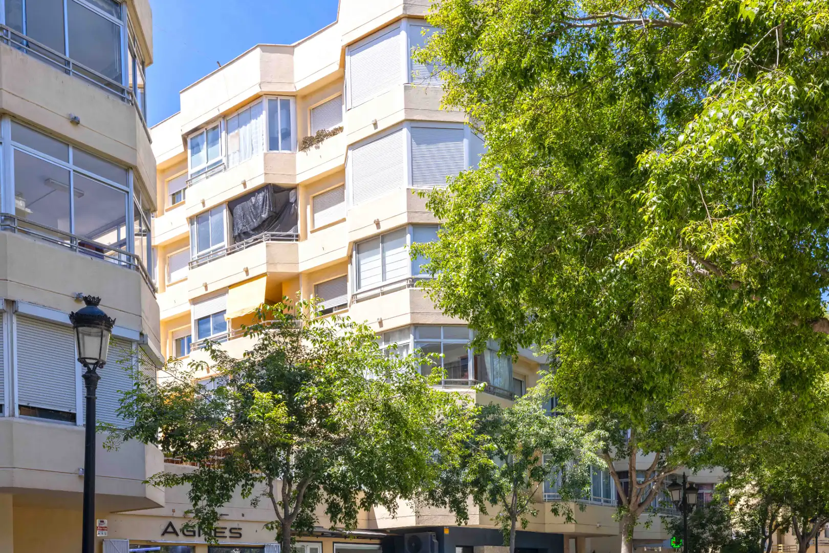 Außenansicht von Wohnung zum Verkauf in Marbella mit Klimaanlage und Gemeinschaftspool
