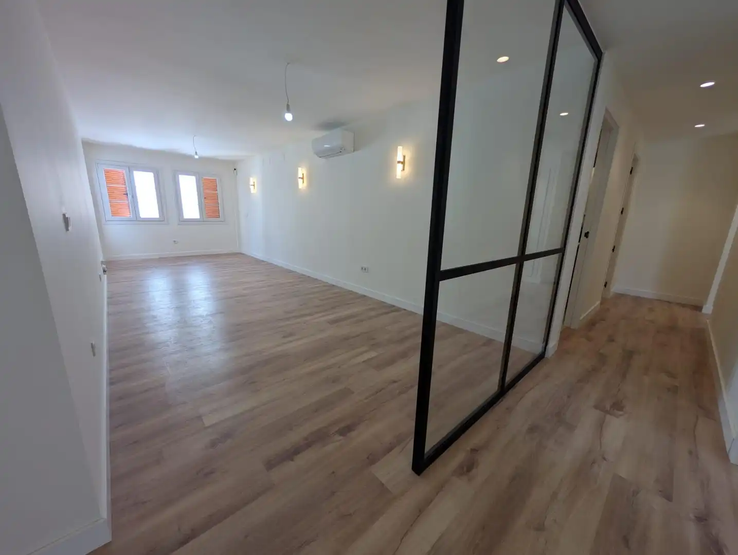 Wohnung zur Miete in Sevilla mit Klimaanlage, Heizung und Balkon