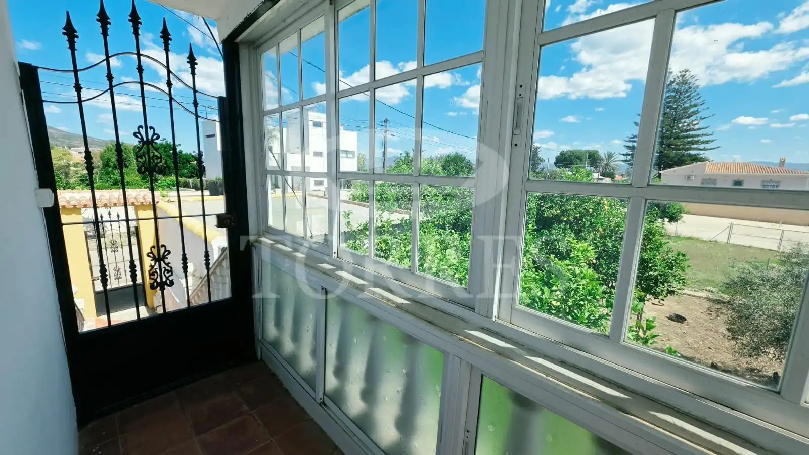 Vista exterior de Casa o xalet en venda en Alhaurín de la Torre amb Jardí privat, Traster i Balcó