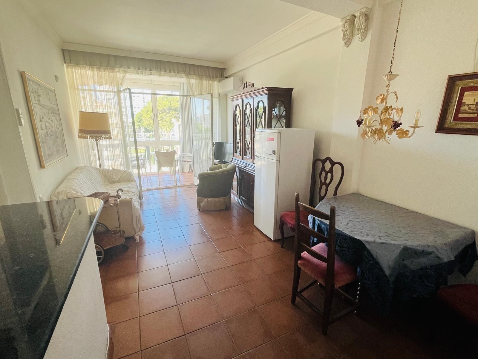 Dormitori de Apartament en venda en Benalmádena amb Terrassa i Piscina comunitària