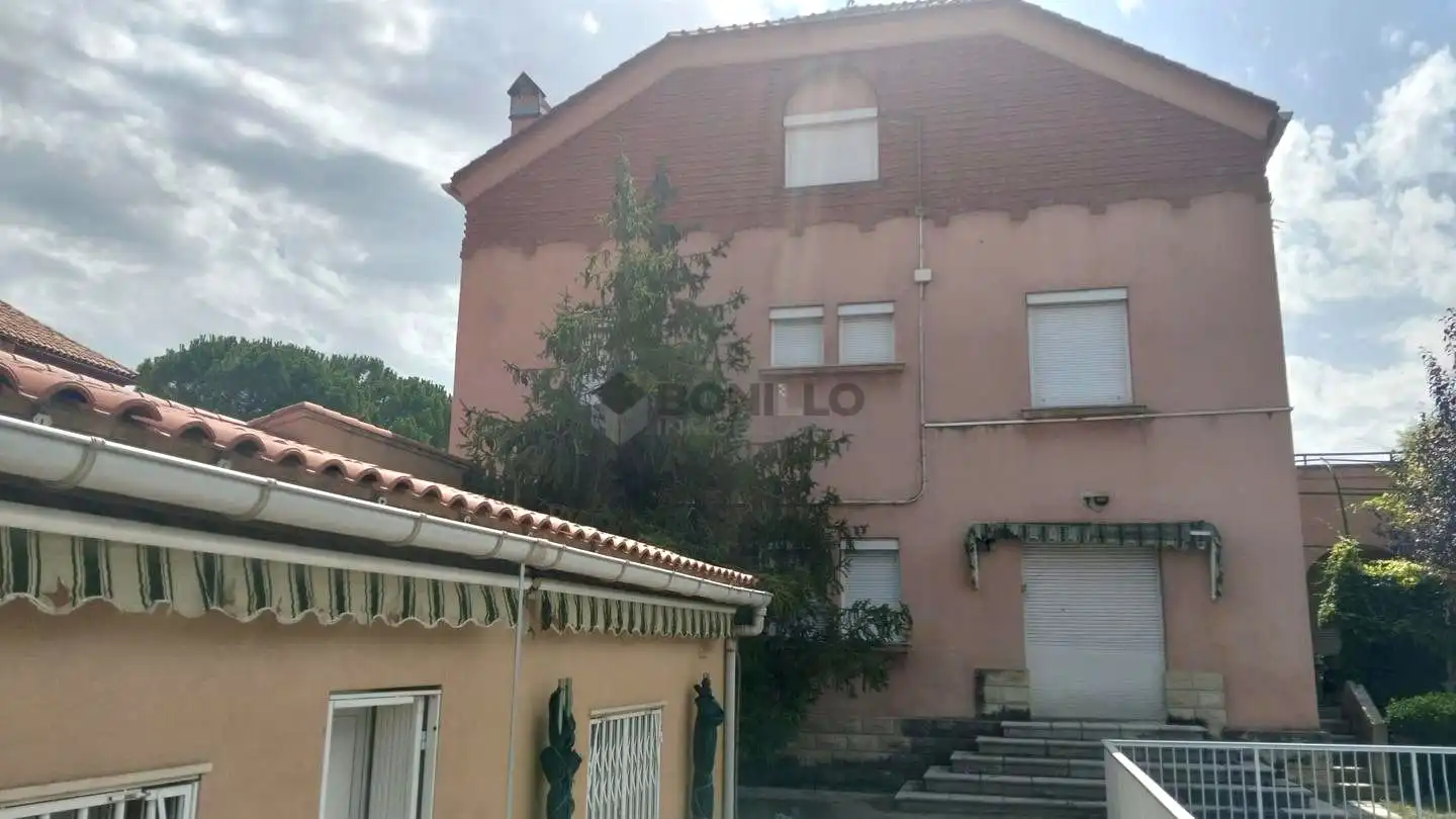Vista exterior de Casa o xalet en venda en Utrillas amb Calefacció, Jardí privat i Terrassa