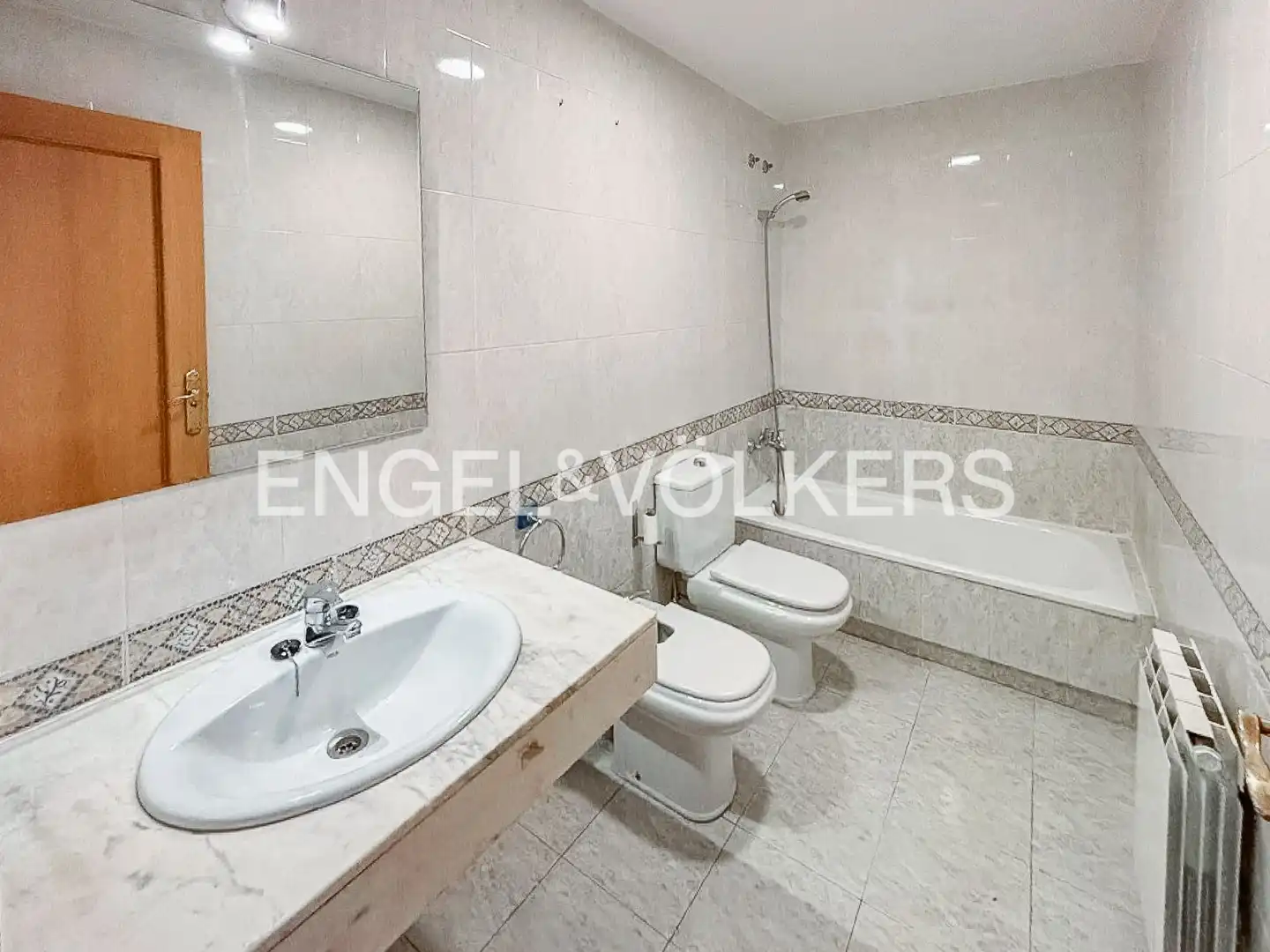 Baño de Piso de alquiler en Sant Feliu de Llobregat con Aire acondicionado, Calefacción y Parquet