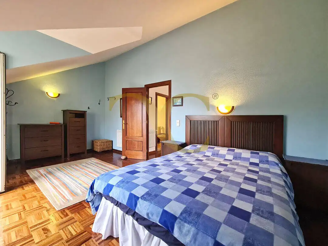 Habitación de Casa adosada en venta en Ribadesella con Calefacción, Trastero y Amueblado