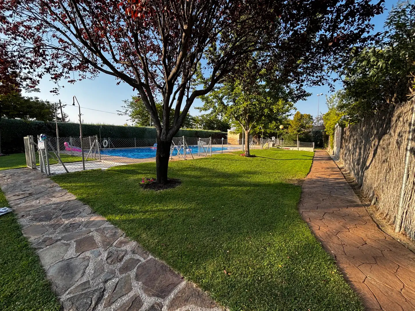 Piscina de Casa adosada en venta en Algete con Aire acondicionado, Calefacción y Jardín privado