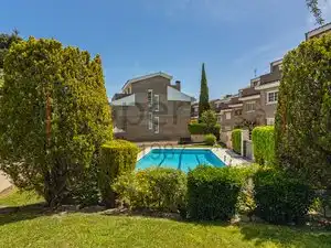 Vista exterior de Casa adosada en venta en Sant Cugat del Vallès con Aire acondicionado, Calefacción y Jardín privado