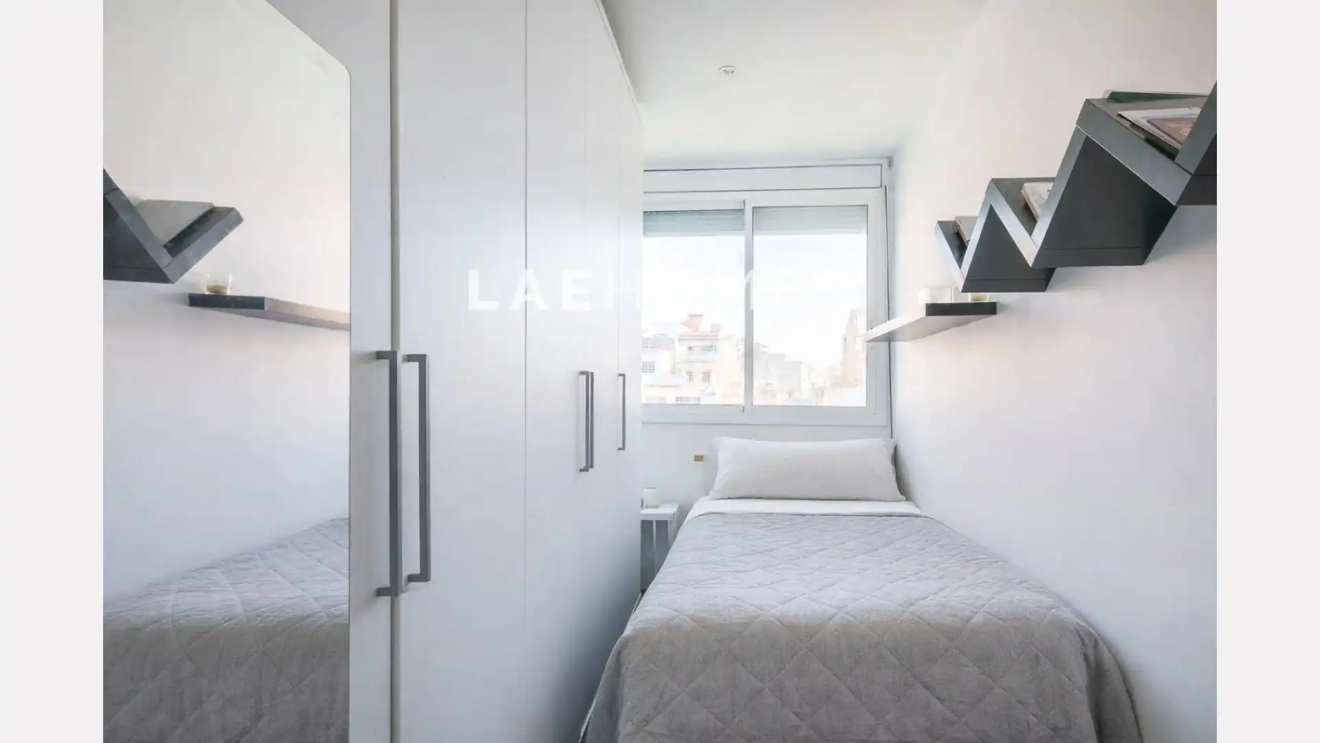 Habitación de Ático en venta en Badalona con Aire acondicionado, Calefacción y Amueblado