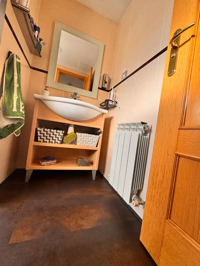 Baño de Apartamento en venta en Sabiñánigo con Calefacción, Terraza y Trastero