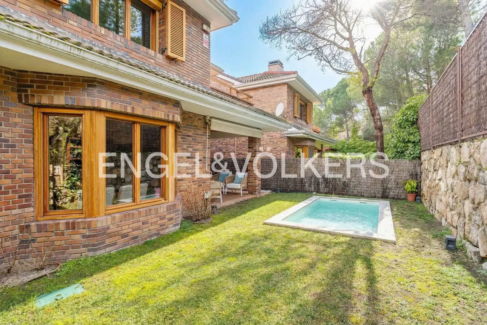 Vista exterior de Casa o xalet en venda en Majadahonda amb Aire condicionat, Calefacció i Jardí privat