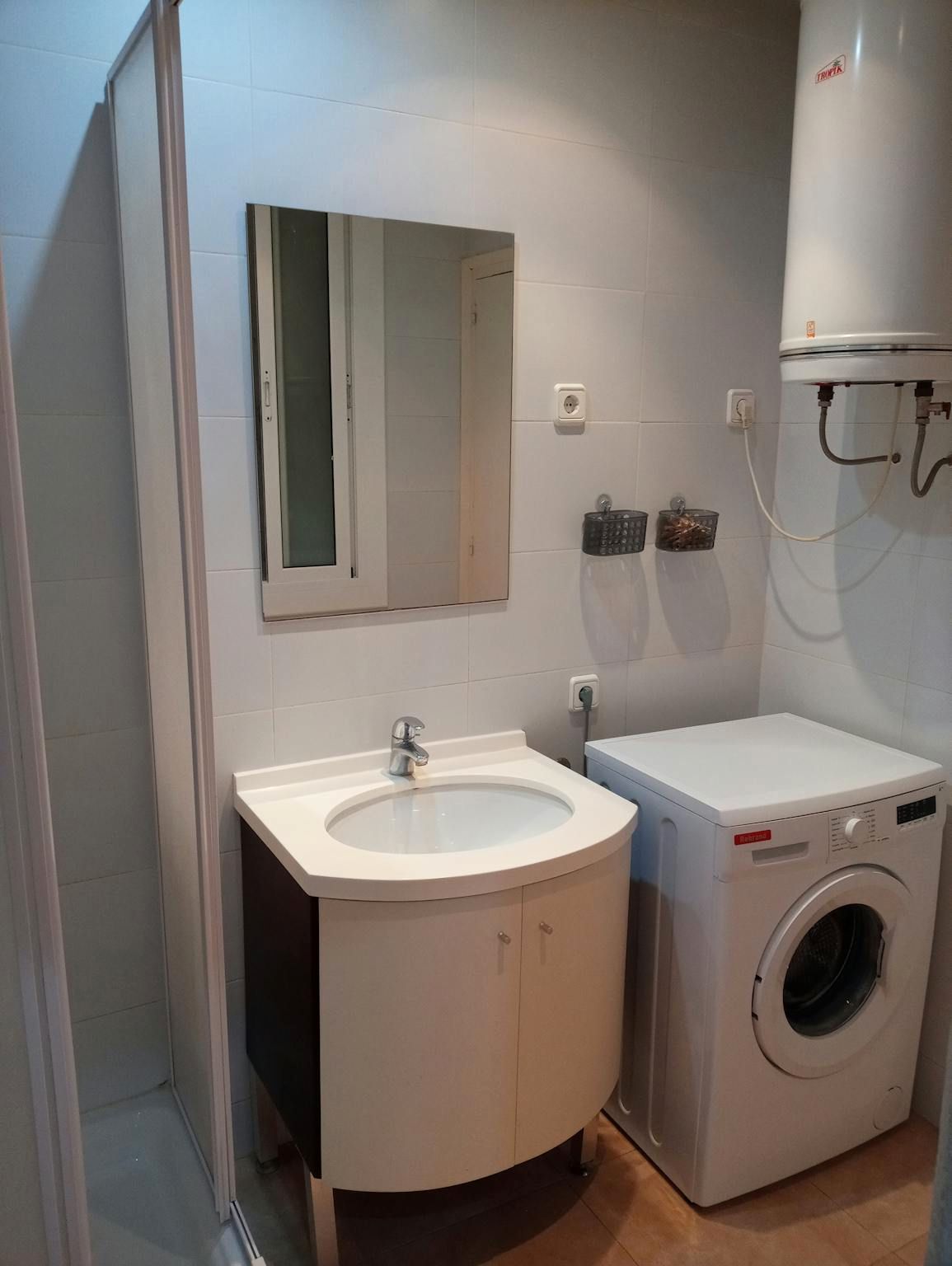 Baño de Piso de alquiler en  Barcelona Capital con Calefacción, Amueblado y Lavadora