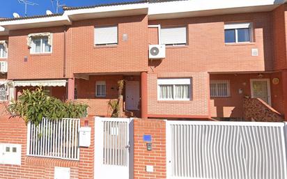 Vista exterior de Casa adosada en venda en Alcorcón amb Aire condicionat i Terrassa