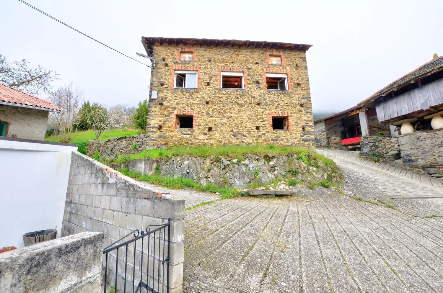 Vista exterior de Casa o xalet en venda en Cangas del Narcea amb Calefacció, Traster i Piscina