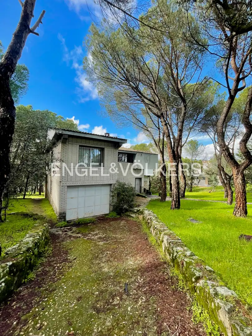 Vista exterior de Casa o xalet en venda en Las Rozas de Madrid amb Calefacció, Jardí privat i Piscina
