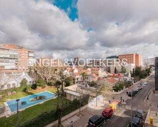 Vista exterior de Apartament de lloguer en  Madrid Capital amb Aire condicionat, Terrassa i Balcó