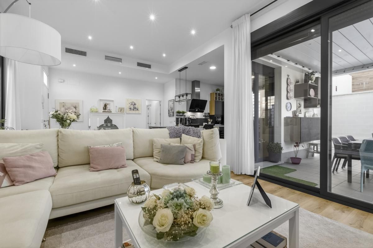 Sala de estar de Casa adosada en venta en Umbrete con Aire acondicionado, Calefacción y Jardín privado