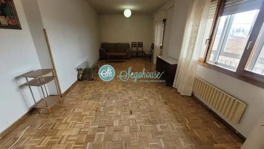 Sala de estar de Piso en venta en Segovia con Calefacción, Parquet y Terraza