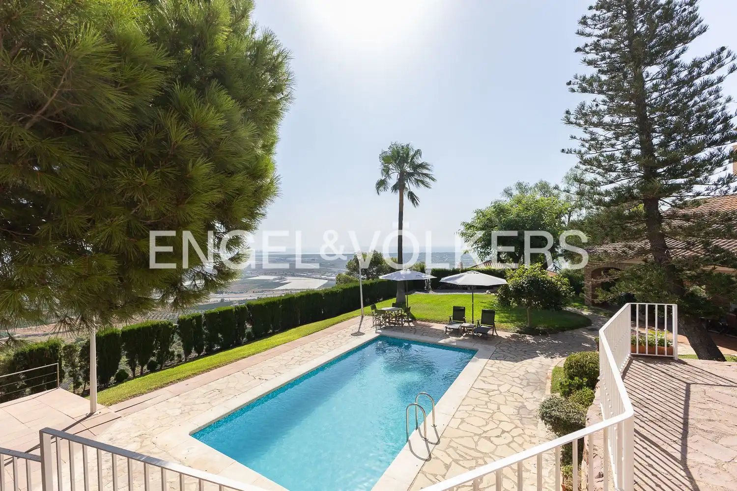 Piscina de Casa o xalet en venda en Sagunto / Sagunt amb Aire condicionat, Calefacció i Jardí privat