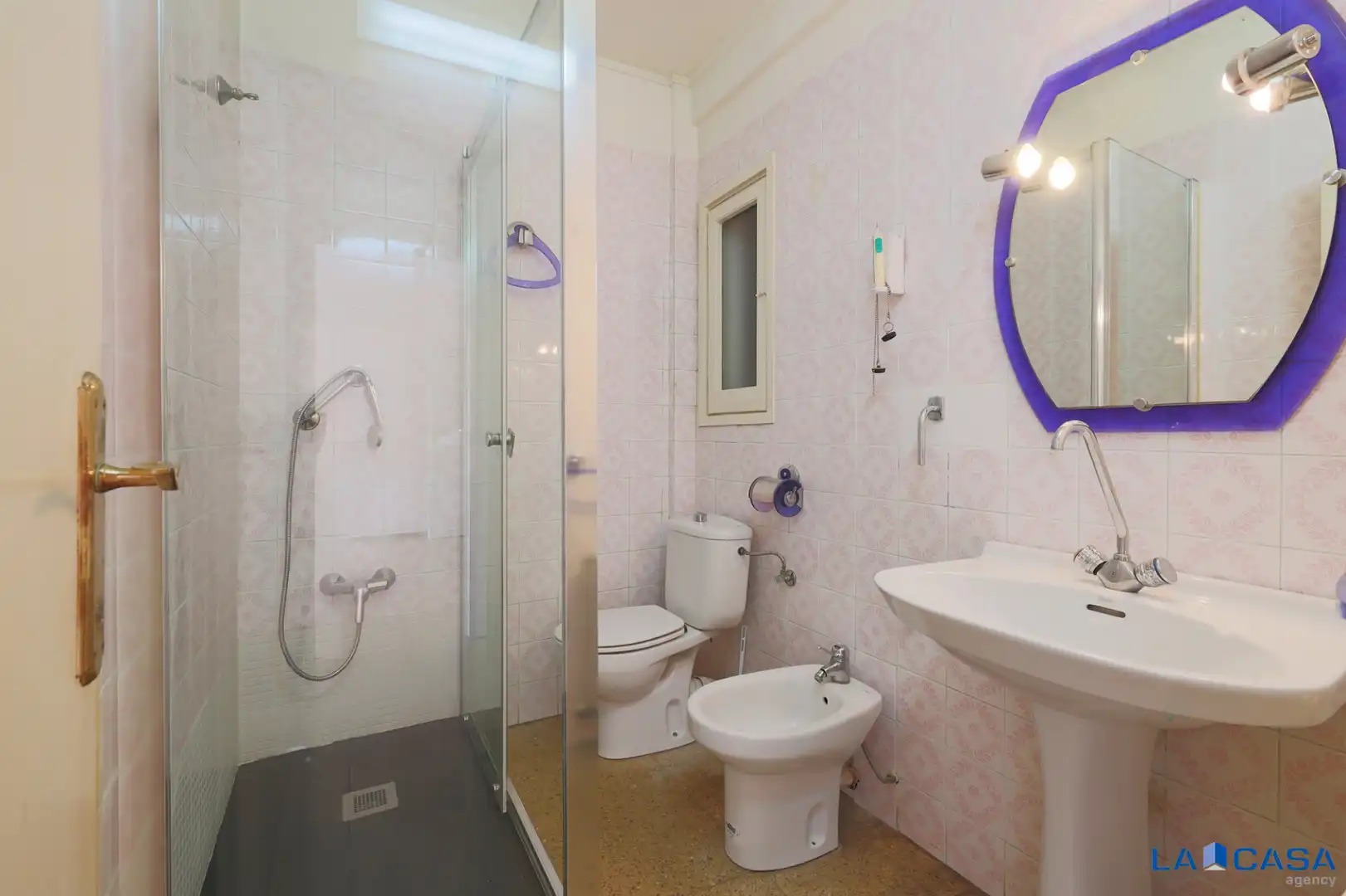 Badezimmer von Wohnung zum Verkauf in Barcelona mit Klimaanlage, Heizung und Ofen