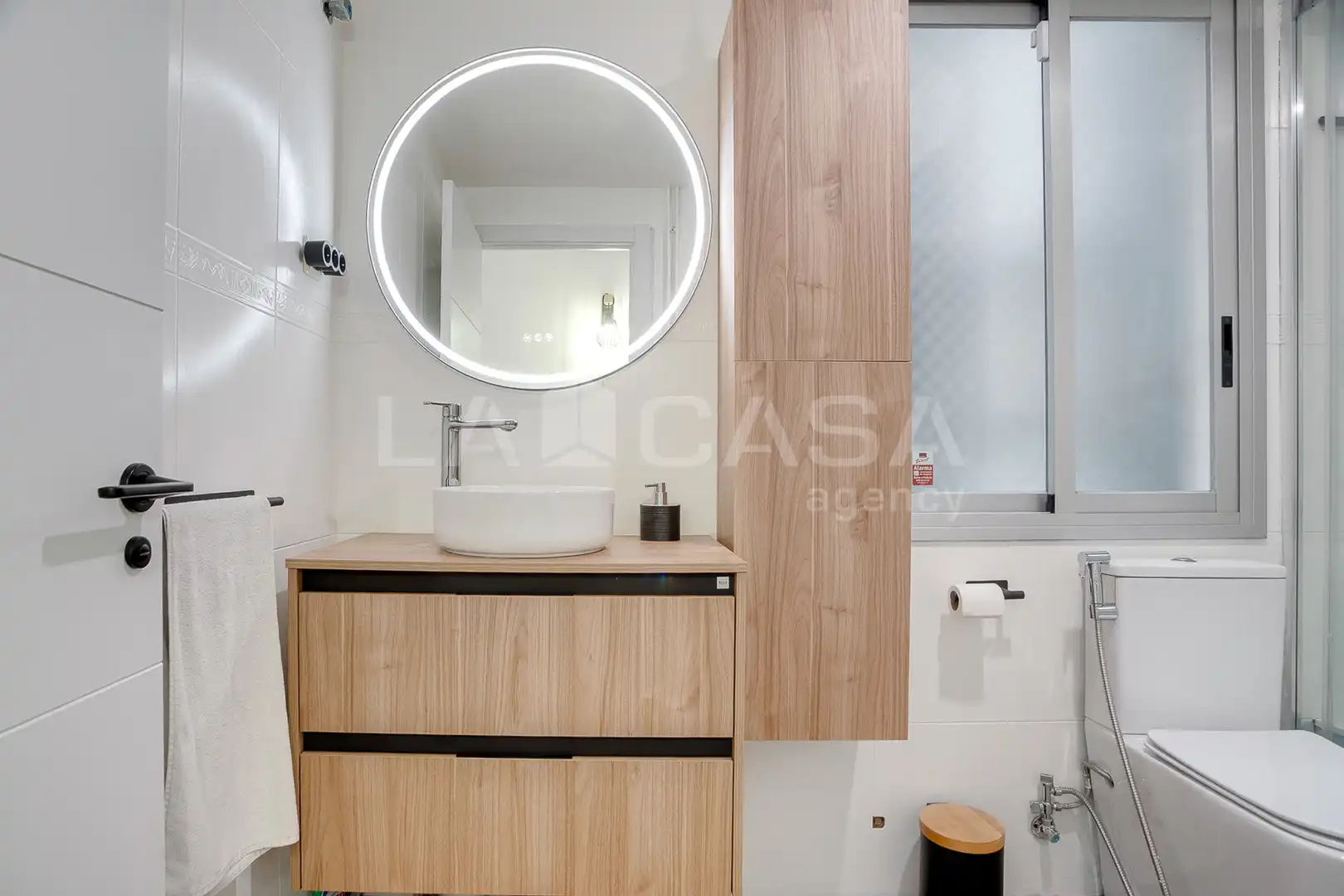 Baño de Piso en venta en Barcelona con Calefacción, Trastero y Balcón