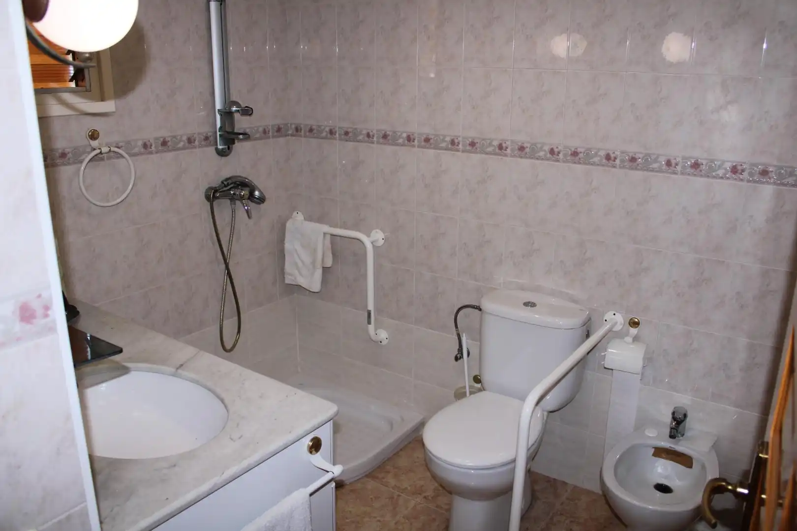 Badezimmer von Haus oder Chalet zum Verkauf in Salou mit Heizung, Privatgarten und Terrasse