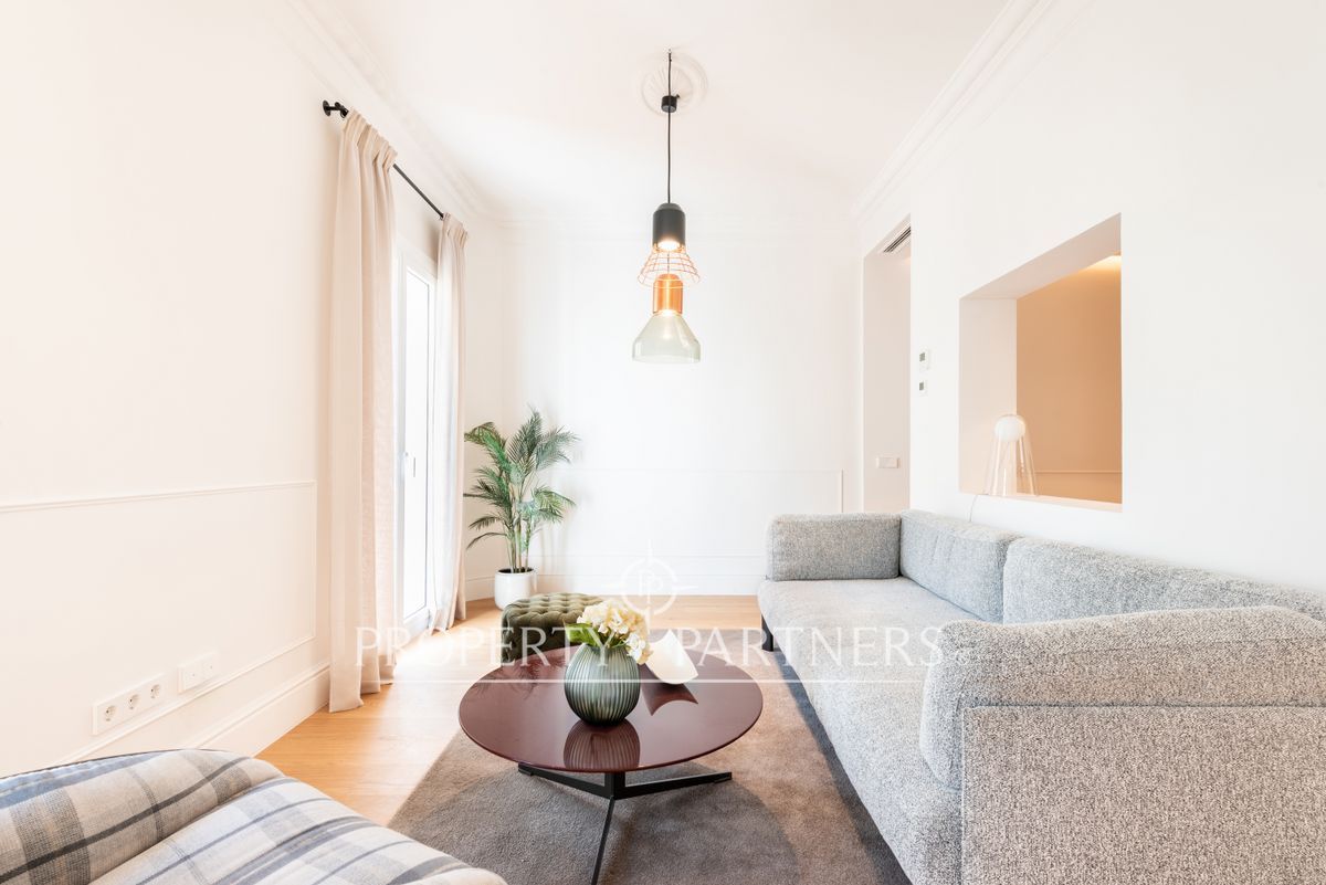 Sala d'estar de Apartament en venda en  Madrid Capital amb Aire condicionat, Calefacció i Moblat