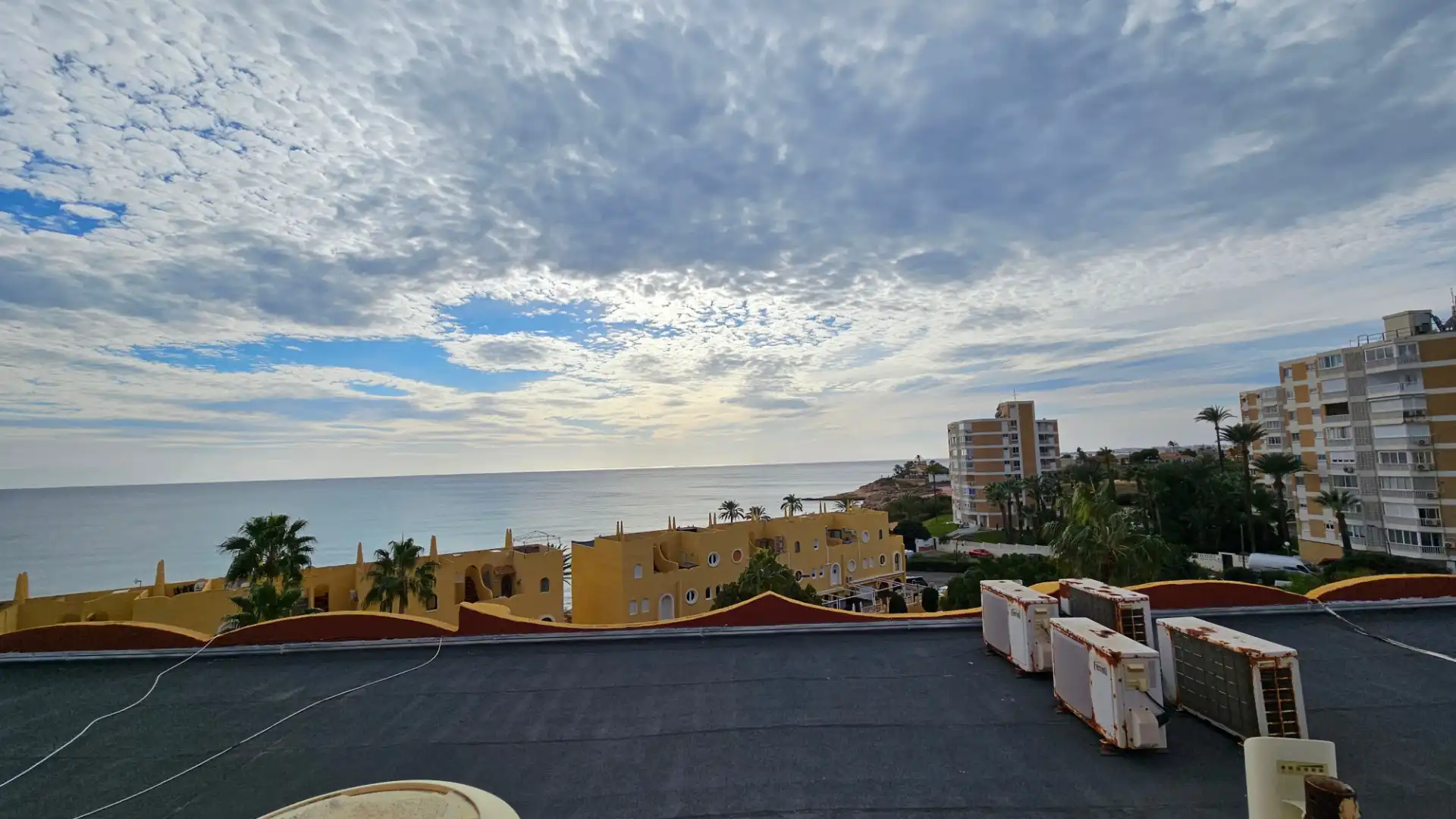 Vista exterior de Casa adosada en venta en El Campello con Aire acondicionado, Calefacción y Jardín privado