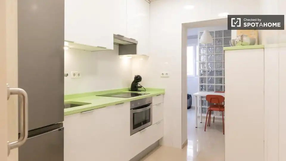 Cuina de Pis de lloguer en Madrid amb Aire condicionat, Calefacció i Moblat
