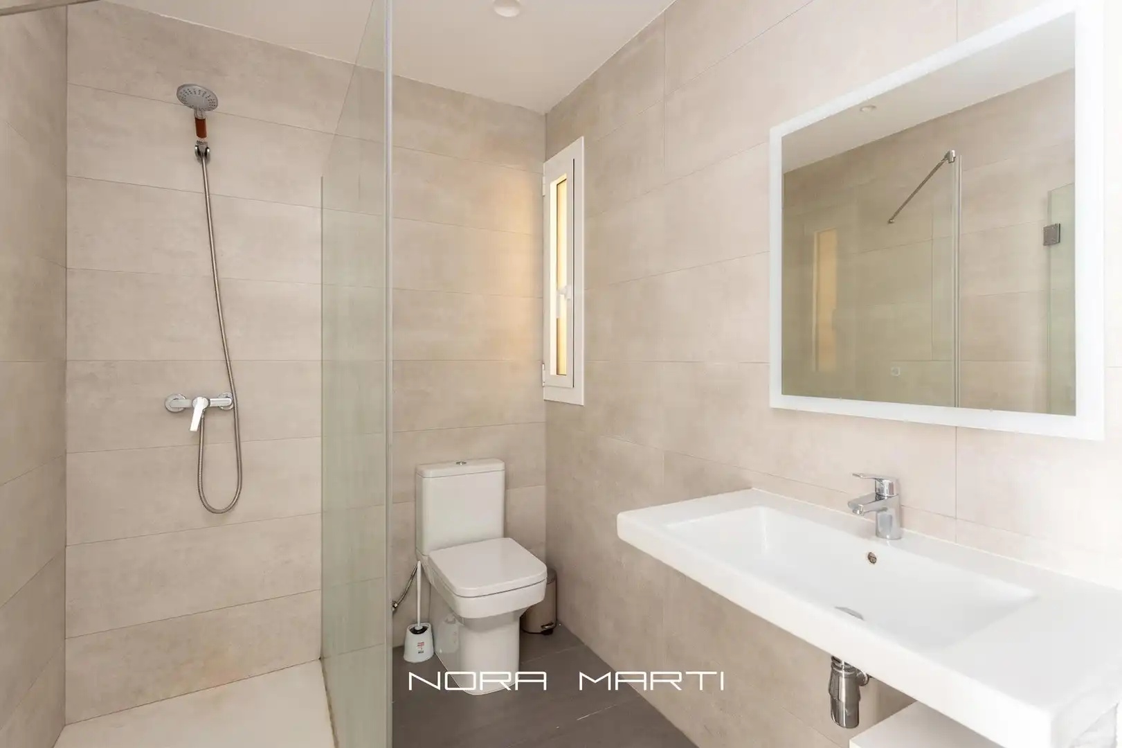 Baño de Piso en venta en Barcelona con Calefacción, Terraza y Balcón