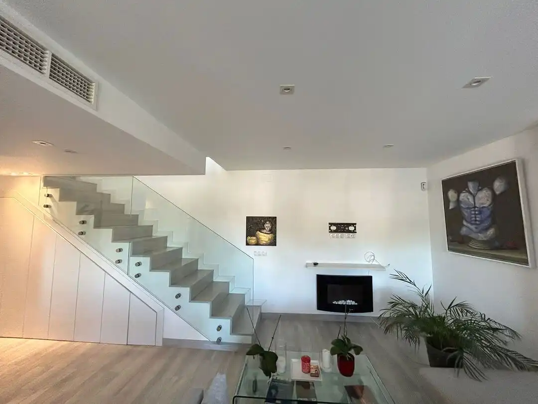 Sala de estar de Dúplex en venta en Marbella con Aire acondicionado, Calefacción y Jardín privado