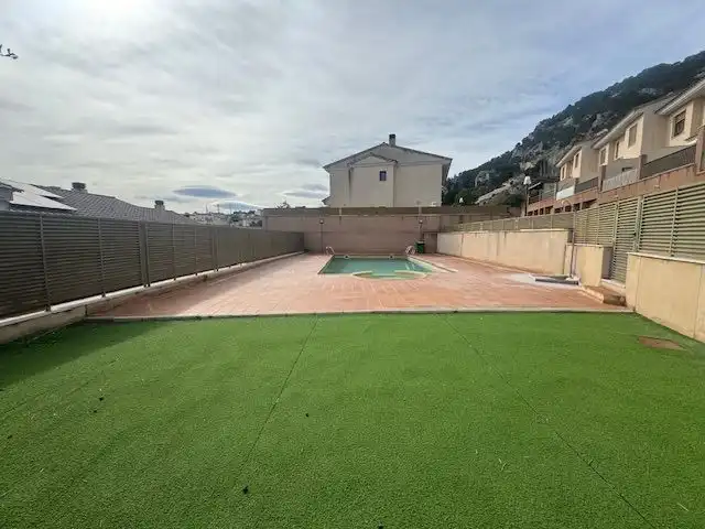 Piscina de Casa adosada en venda en Alcoy / Alcoi amb Calefacció, Terrassa i Traster