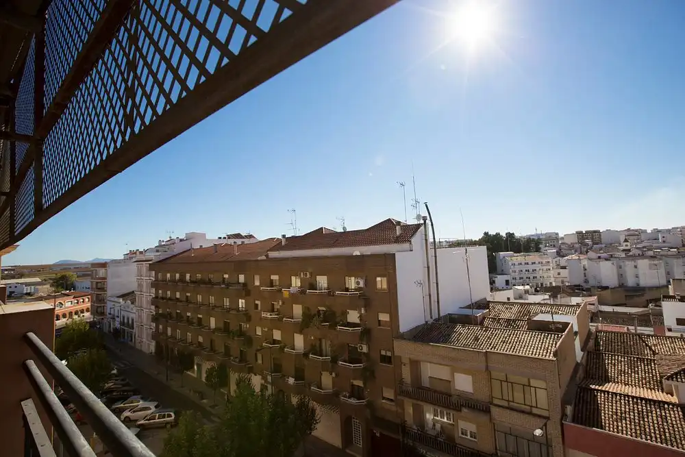 Vista exterior de Edificio en venta en Almendralejo con Alarma