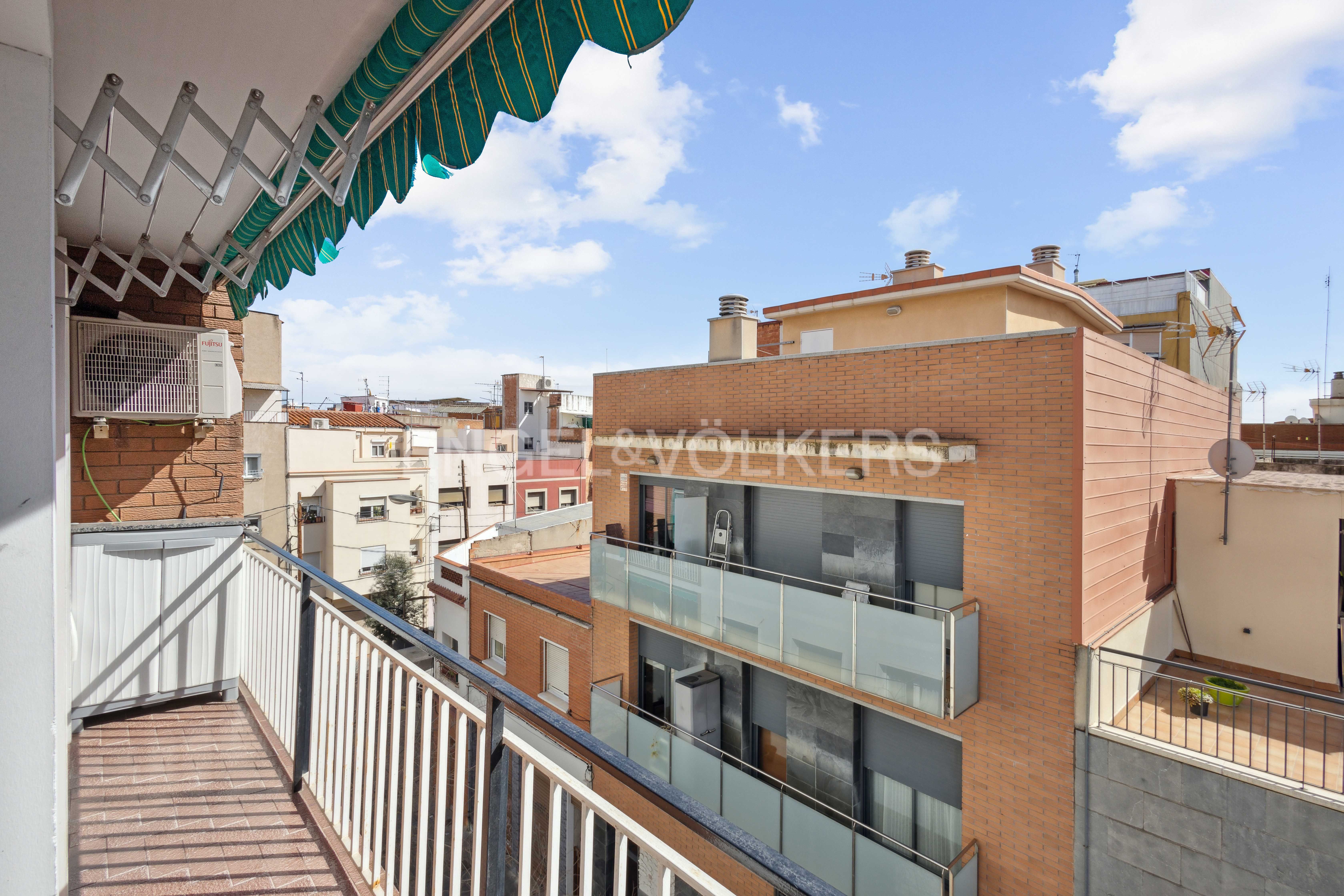 Vista exterior de Apartamento en venta en L'Hospitalet de Llobregat con Aire acondicionado, Calefacción y Terraza