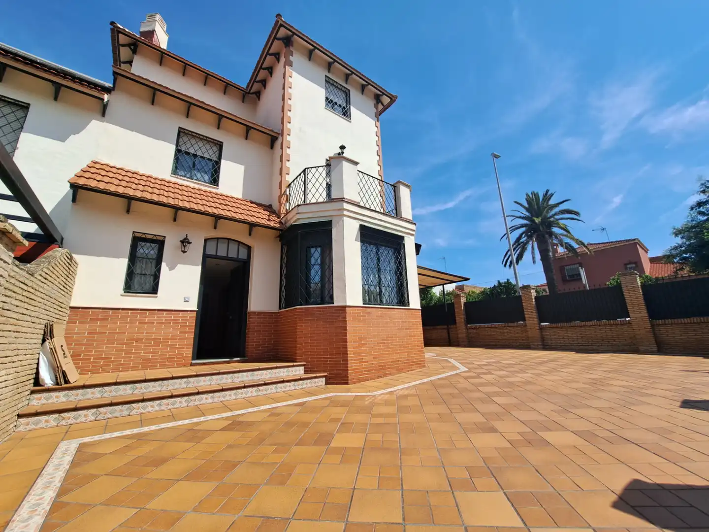 Vista exterior de Casa o xalet en venda en Dos Hermanas amb Aire condicionat, Terrassa i Forn