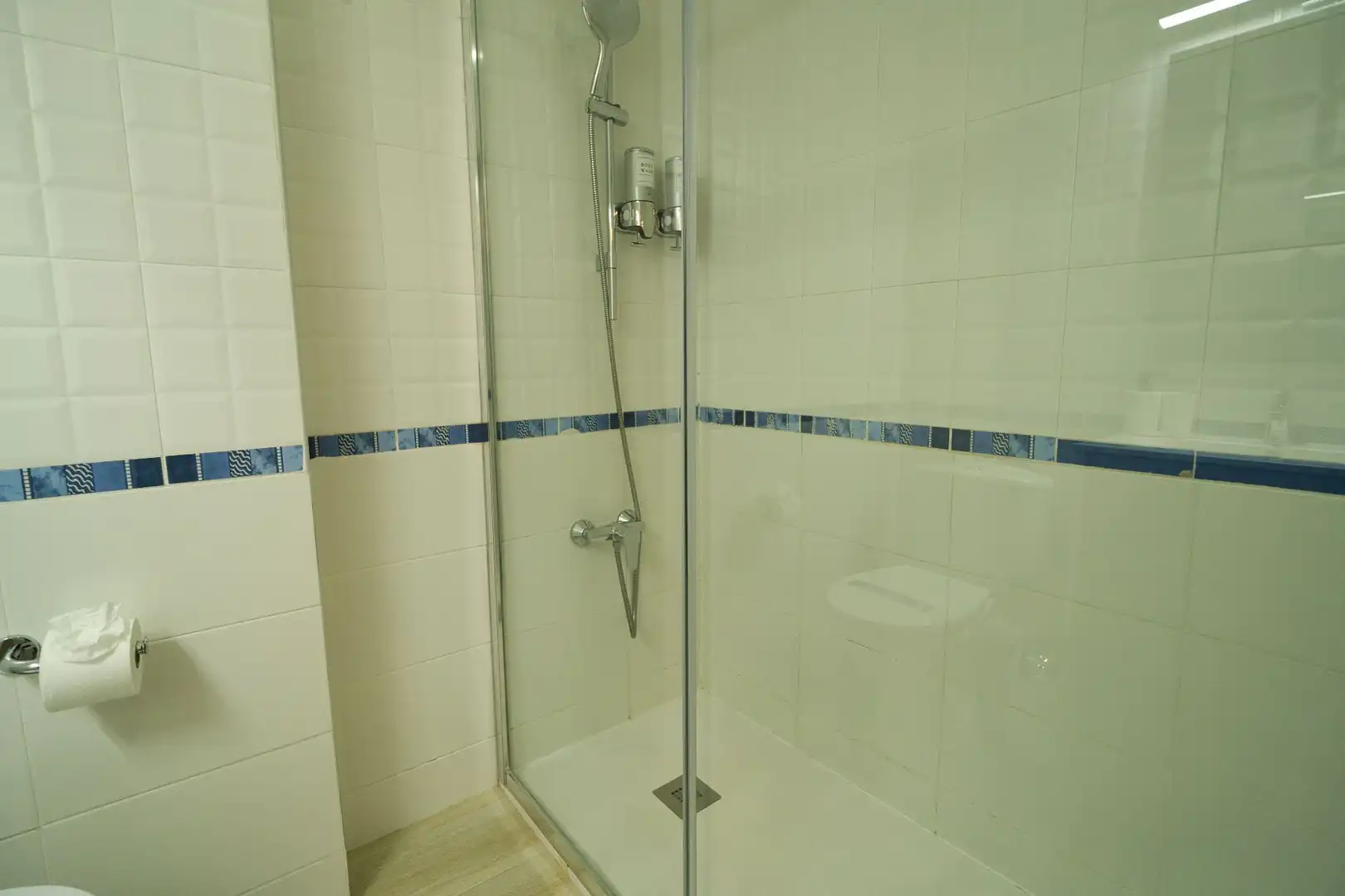 Baño de Piso en venta en Arona con Terraza, Amueblado y Piscina comunitaria