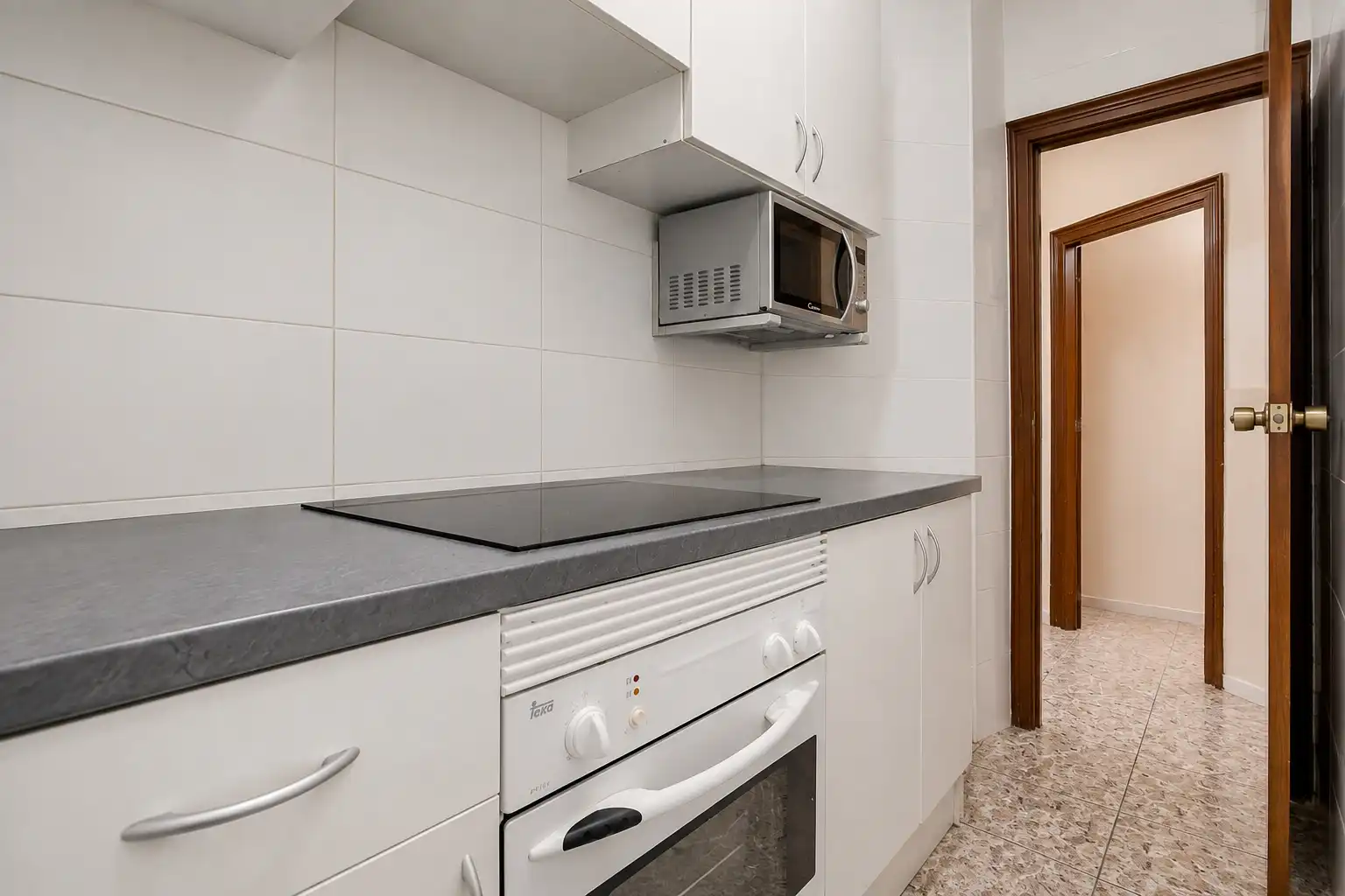Cuina de Local en venda en L'Hospitalet de Llobregat amb Moblat