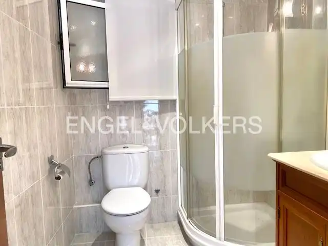 Bathroom of Flat for rent in Paterna  with Air Conditioner, Heating and Storage room