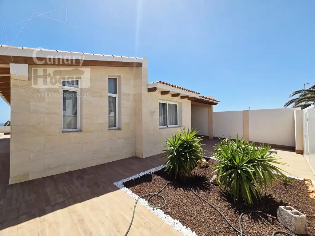 Vista exterior de Casa o xalet en venda en Arico amb Aire condicionat, Terrassa i Piscina
