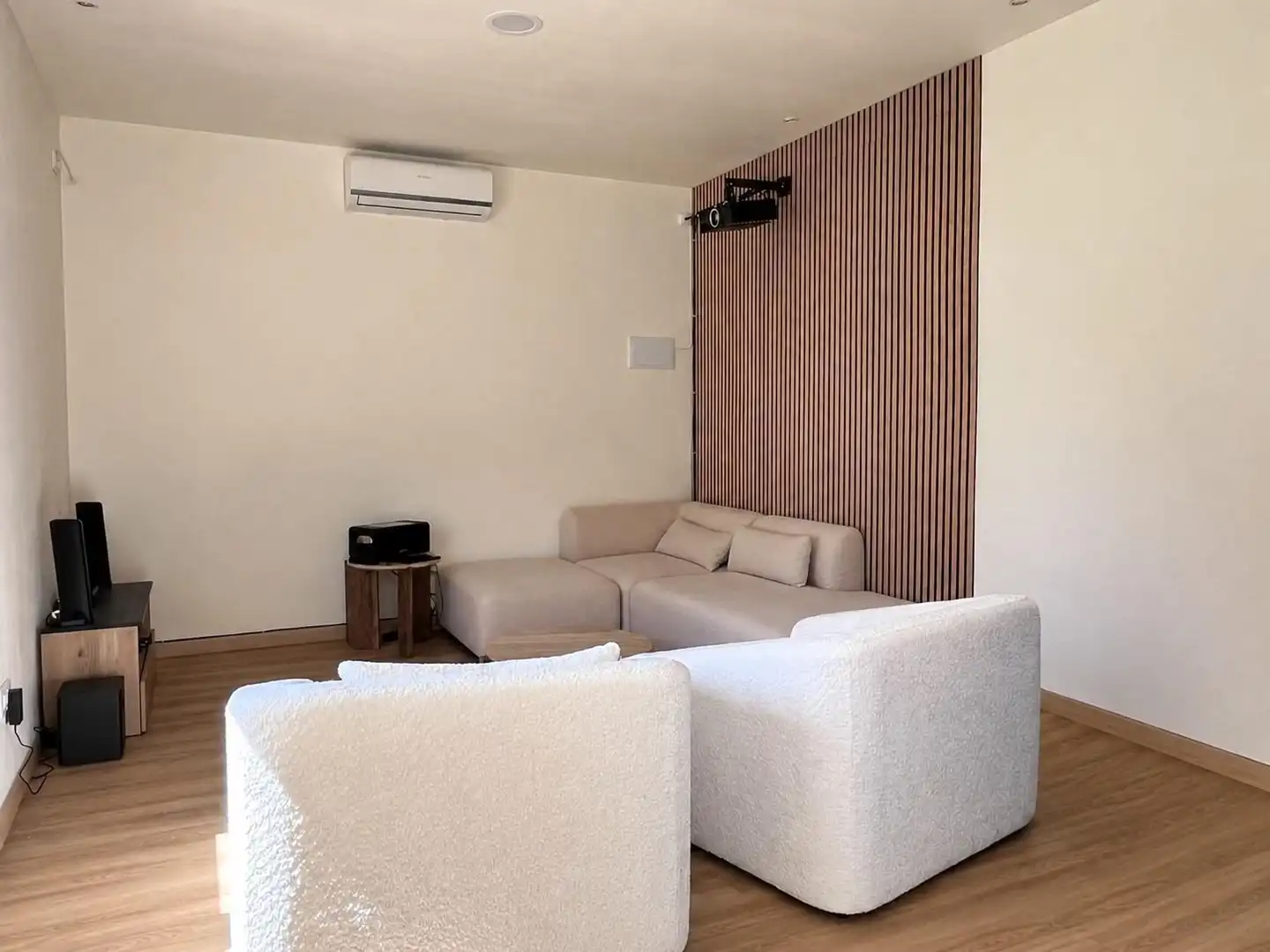 Sala d'estar de Casa o xalet en venda en La Pobla de Vallbona amb Aire condicionat, Calefacció i Jardí privat