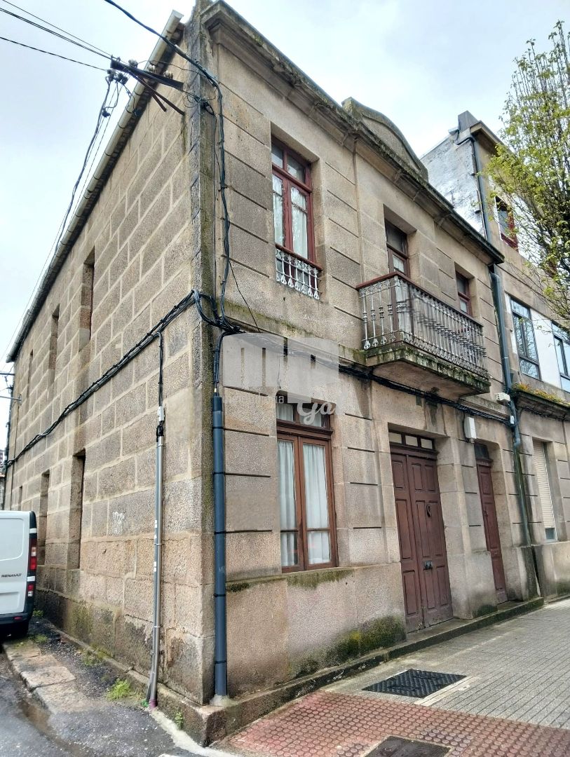 Vista exterior de Casa o xalet en venda en Vigo  amb Jardí privat, Traster i Balcó