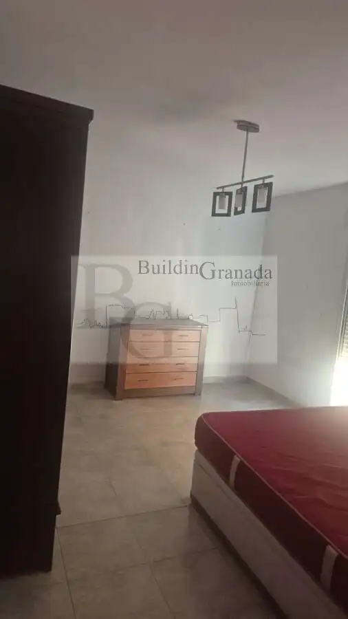 Dormitori de Pis de lloguer en Cúllar Vega amb Terrassa i Moblat
