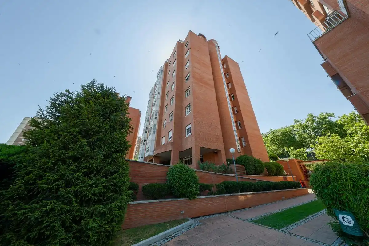 Vista exterior de Àtic de lloguer en Madrid amb Aire condicionat, Calefacció i Jardí privat