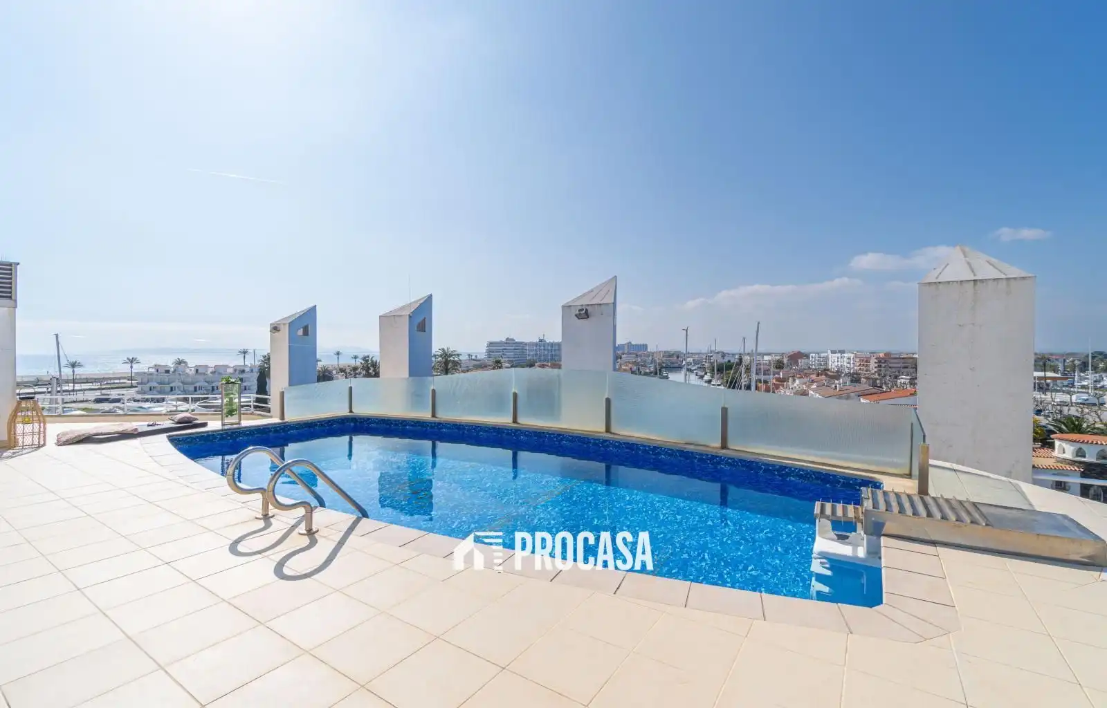 Schwimmbecken von Wohnung zum Verkauf in Empuriabrava mit Klimaanlage, Heizung und Terrasse