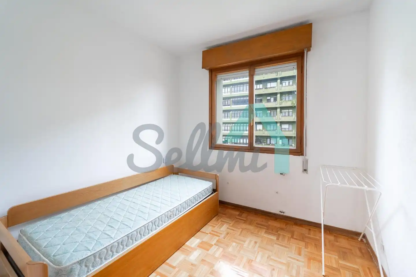Bedroom of Flat for share in Oviedo   with Heating, Parquet flooring and Furnished