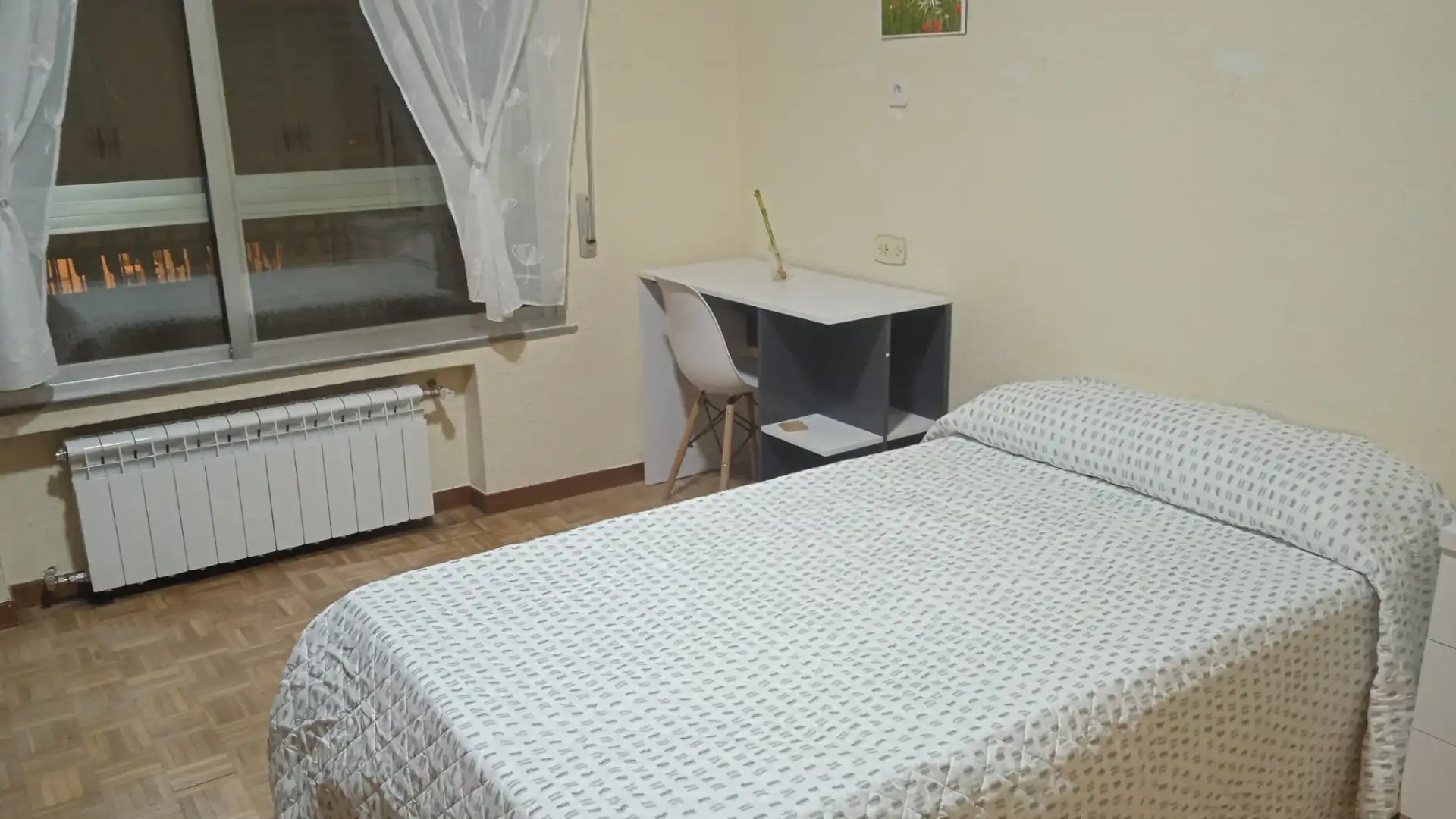 Schlafzimmer von Wohnung zur untervermieten in Salamanca mit Heizung, Parkett und Möbliert