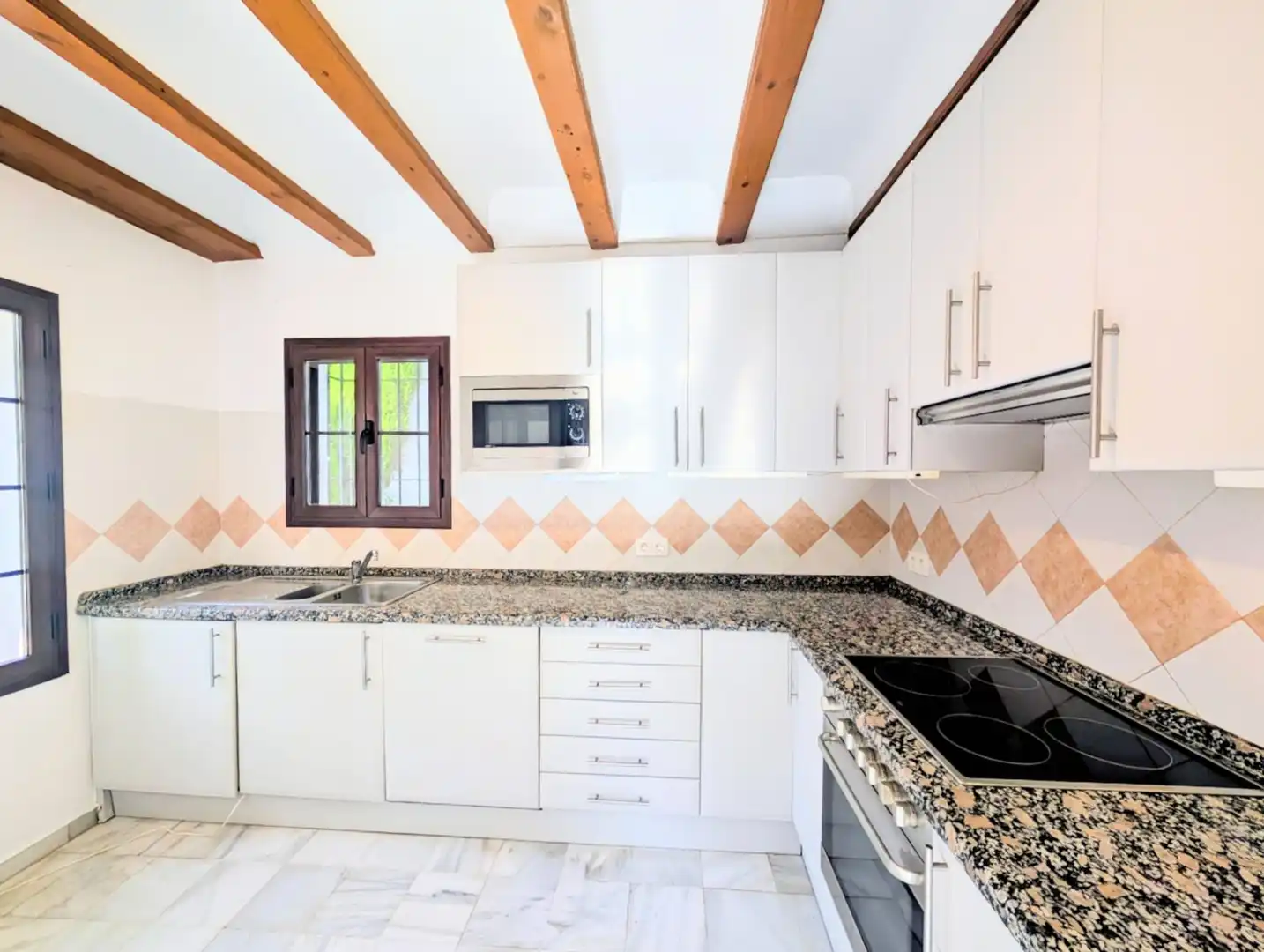Cocina de Casa adosada en venta en Marbella con Aire acondicionado y Piscina comunitaria