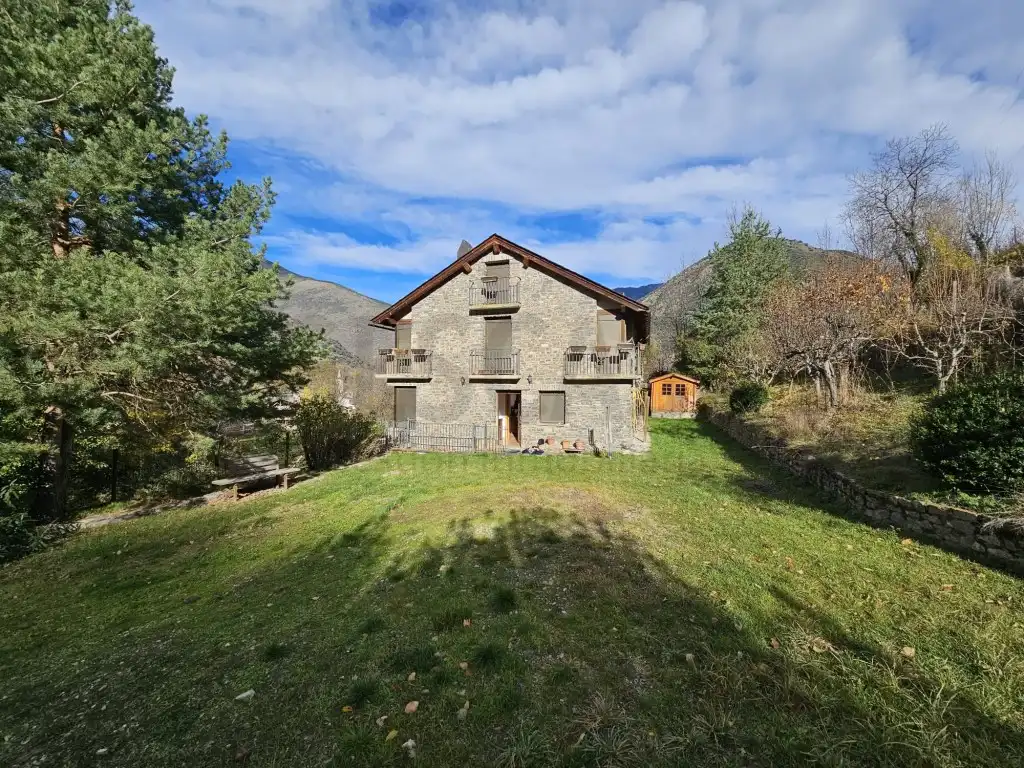Casa o chalet en venta en Calle Nucleo De Altron, Sort