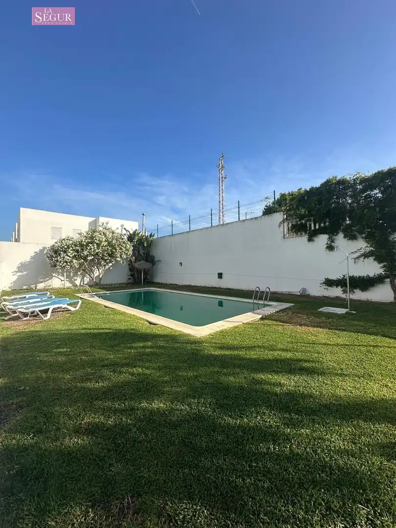 Piscina de Casa adosada en venda en Conil de la Frontera amb Jardí privat, Terrassa i Piscina comunitària
