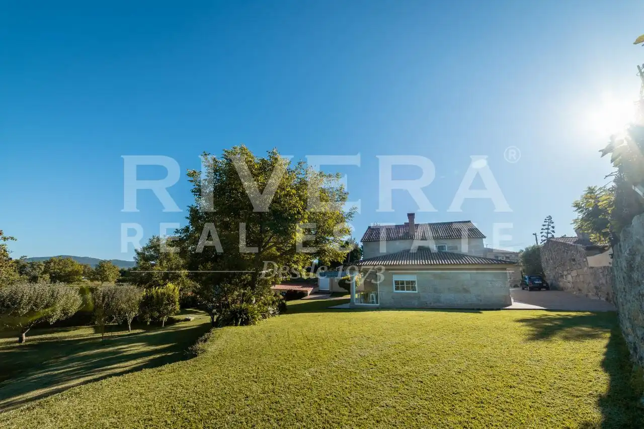 Vista exterior de Casa o xalet en venda en Nigrán amb Calefacció, Jardí privat i Moblat